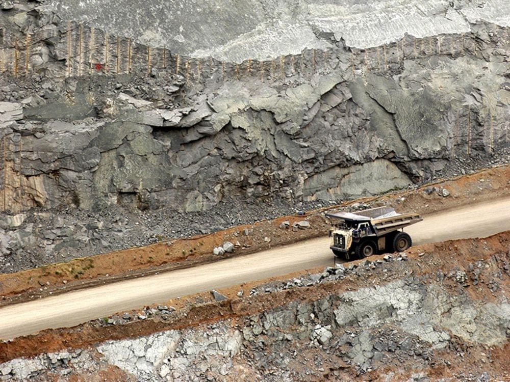 Top platinum mines keep digging even as price at decade low